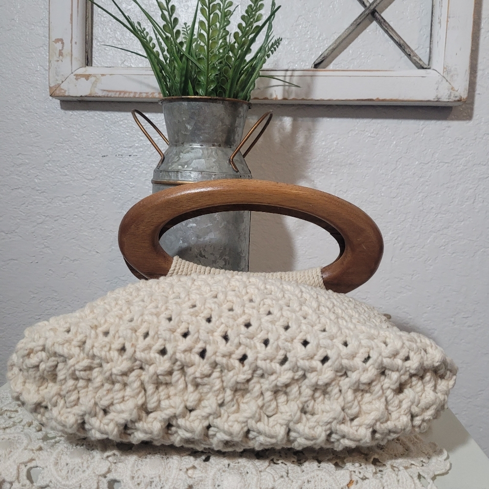 Vintage 70's Cream Boho Crochet Bag with Wooden Handle - Picture 6 of 9